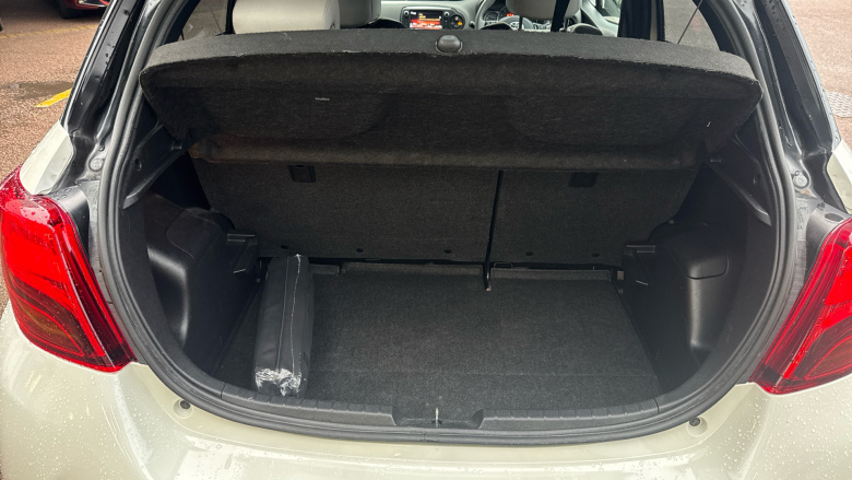 Toyota Yaris 1.33 VVT-i Design 5dr Petrol Hatchback